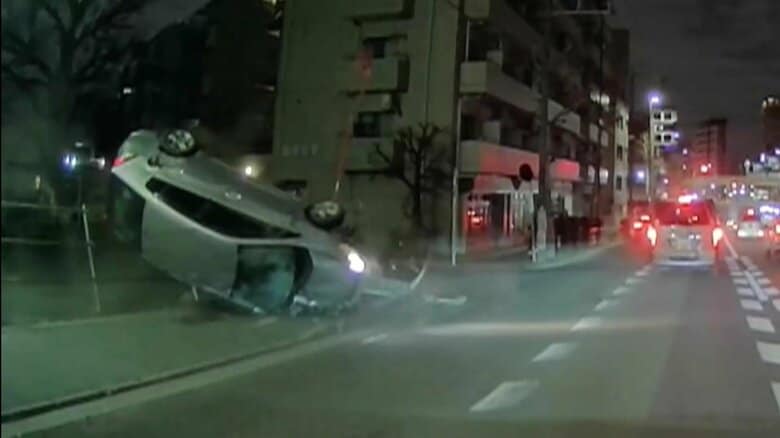 「車がすっ飛んでいた」環七通りでパトカー追跡中の車が追突し横転　乗っていた2人が逃走　“2人は外国人のようだった”　東京・杉並区｜FNNプライムオンライン