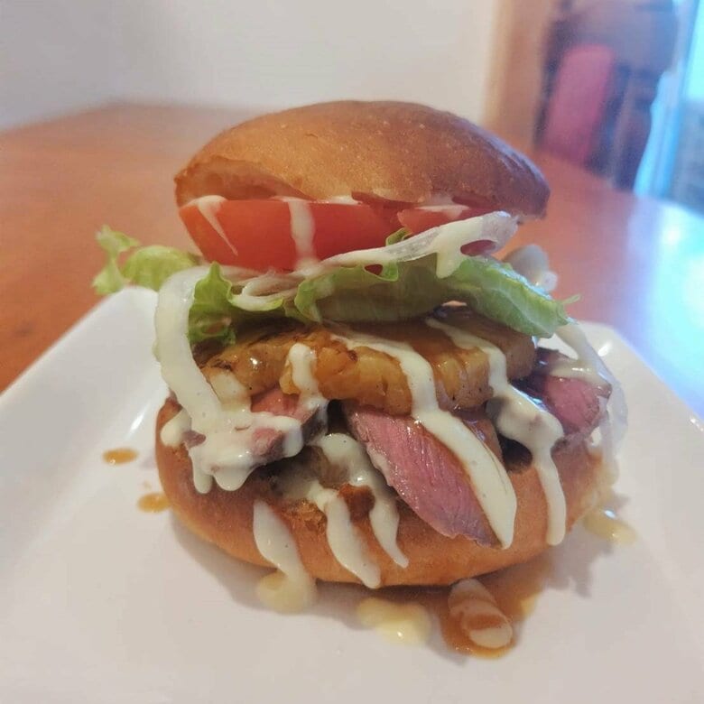 フレンチの面影残る洋食風バーガー…愛知県一宮市『The Rumour Burger』アイデアは父の店の“まかない”から｜FNNプライムオンライン