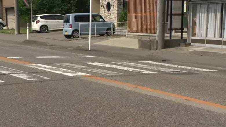 未明に道路横断中の女性(85)が車にはねられ死亡　射水署が事故の原因調べる｜FNNプライムオンライン