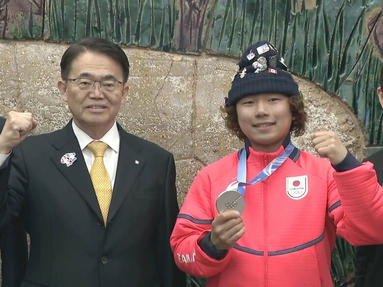 日本人初の快挙…五輪男子スノーボードのスロープスタイルで“銀” 愛知県岩倉市出身の長谷川帝勝が地元で結果報告｜FNNプライムオンライン