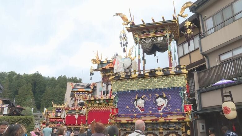 屋台の曳き揃えで10台が参道に…『秋の高山祭』始まる 一方、市内の住宅街ではクマ目撃情報も｜FNNプライムオンライン