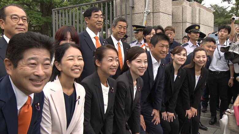 【速報】参政党の新人議員が集団で初登院　神谷代表も同行　男性議員はオレンジネクタイで揃え　塩入議員には核武装発言の質問も｜FNNプライムオンライン