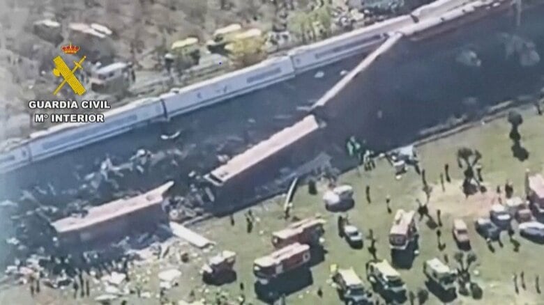 スペイン中部で列車事故 少なくとも30人死亡 停車していた列車に別の列車が追突し脱線 サンチェス首相「重大な事故に衝撃」|FNNプライムオンライン