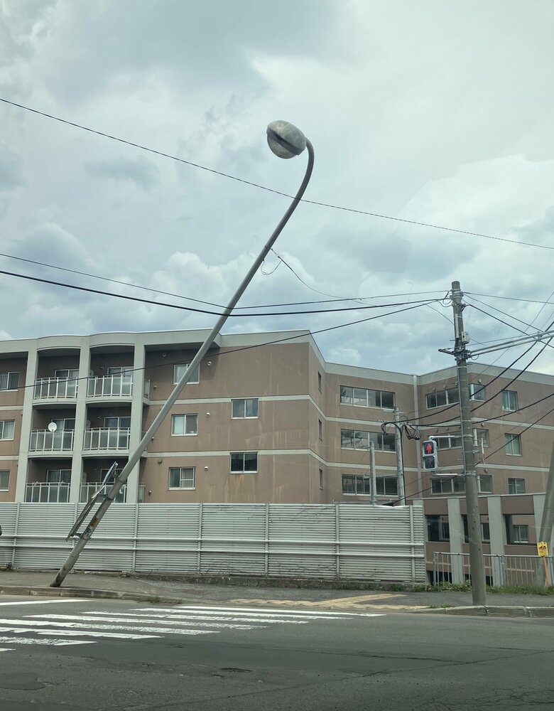【速報】なぜ？北海道小樽市の市街地で“街灯が斜めに倒れて”電線にもたれかかる「事故車両」などは見当たらず…警察が原因を調査｜FNNプライムオンライン