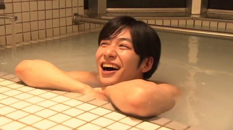 真夏の入浴は「38度＋炭酸系入浴剤＋全身浴」で“体温を上げすぎない”　エアコンで冷えすぎたら「40～41℃で10分ほど入浴」熱いお湯だと「汗をかいてかえって体温下がることも」【専門家解説】｜FNNプライムオンライン