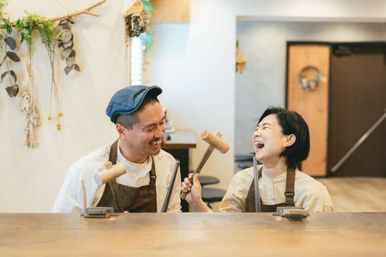 【作る時間が最高の装飾に】鎌倉彫金工房が明かすシンプルな手作り結婚指輪が選ばれる理由