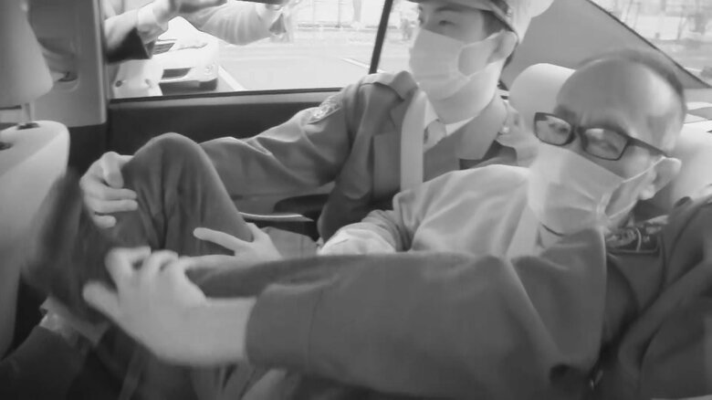 警察車両の中で、上原淳容疑者(54)は、座先を蹴って、警察官に制止される場面も(29日 伊勢崎署)
