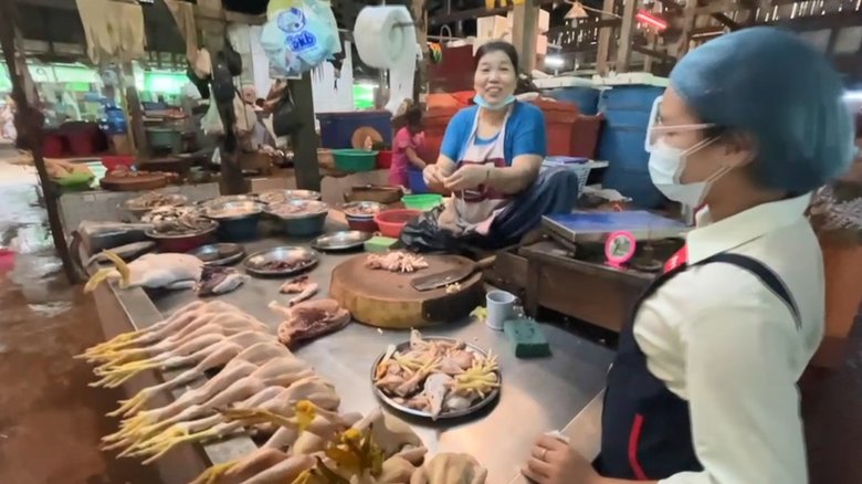 市場では人々が買い物をする様子も見られる