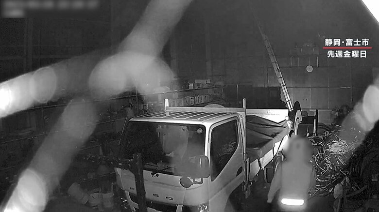 電線が保管してある倉庫に侵入する2人組