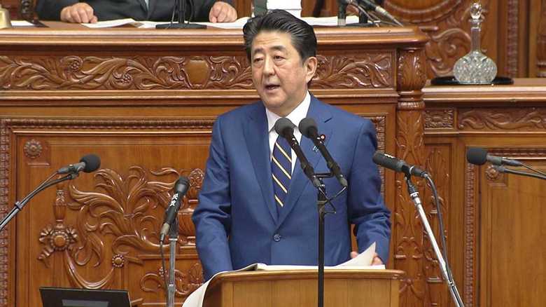 施政方針演説をする安倍首相