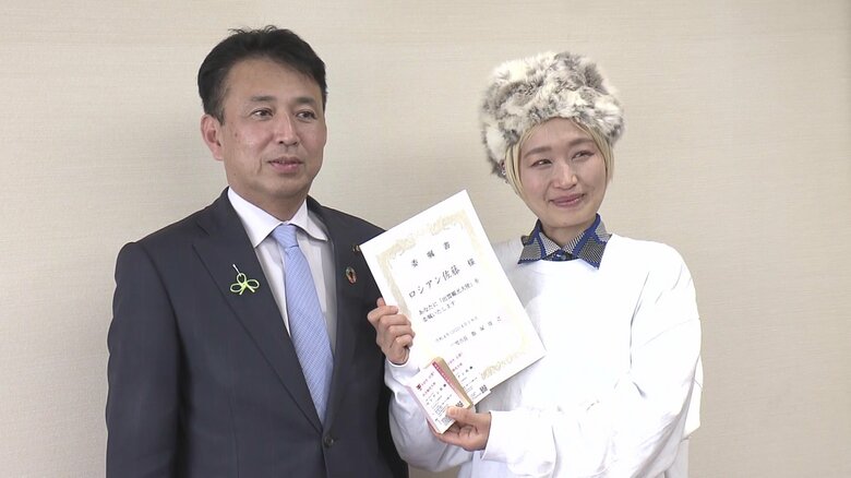 出雲市の観光大使に就任したロシアン佐藤さん