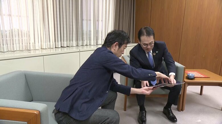 岩手銀行の岩山徹頭取と対談する高橋代表