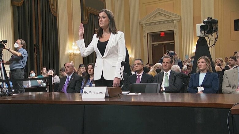 宣誓するキャシディ・ハッチンソン氏