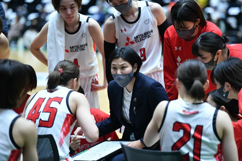 三菱電機生え抜きの古賀京子HC（10月24日、トヨタ紡織戦より）