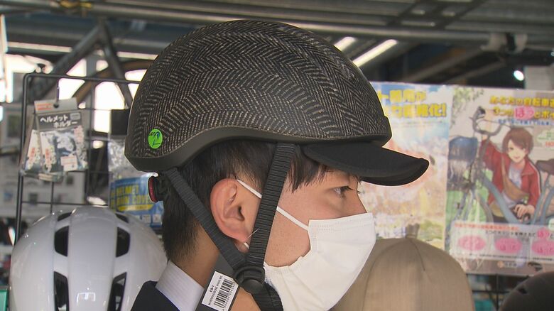 「おでこを覆い隠すように眉毛の上あたりでかぶる」