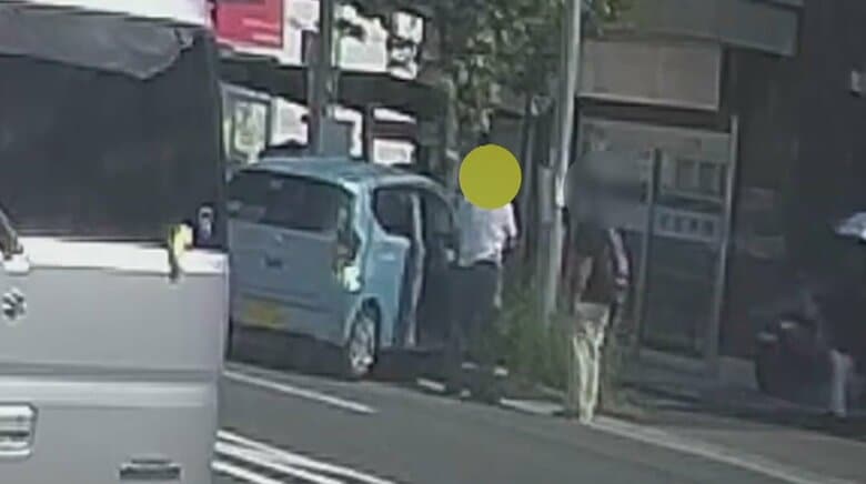 事故車から降りてきた90代の高齢ドライバー