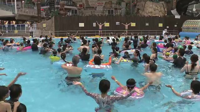 プールにいた観客も大喜び