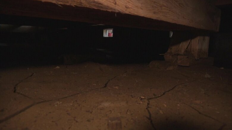 土砂が流れ込んだ床下