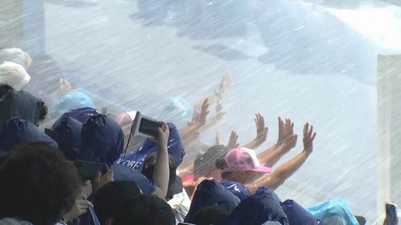 シャチのショーで大量の水しぶき