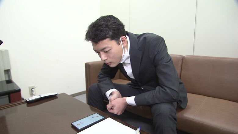 UHBの記者が電話に出る