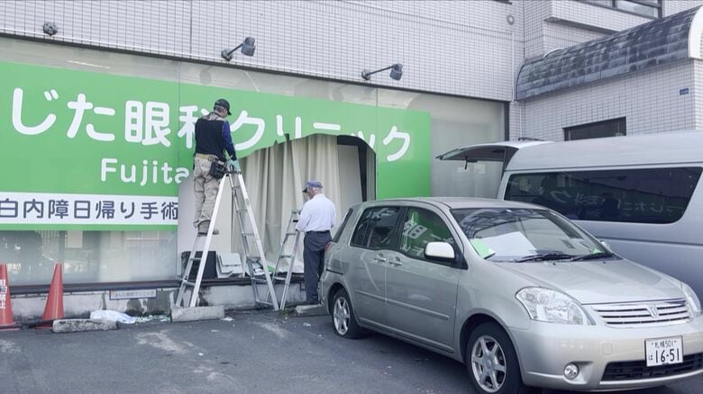 乗用車が雑居ビルに突っ込んだ事故