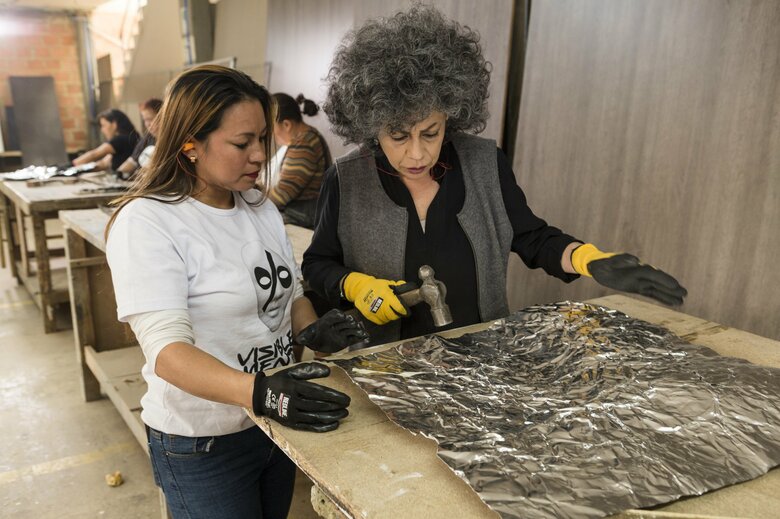 『フラグメントス（断片）』 2018年

溶かした37トンの武器から床タイル製造
Photo: Juan Fernando Castro
Courtesy of Doris Salcedo Studio

溶かした37トンの武器から床タイル製造
Photo: Juan Fernando Castro
Courtesy of Doris Salcedo Studio