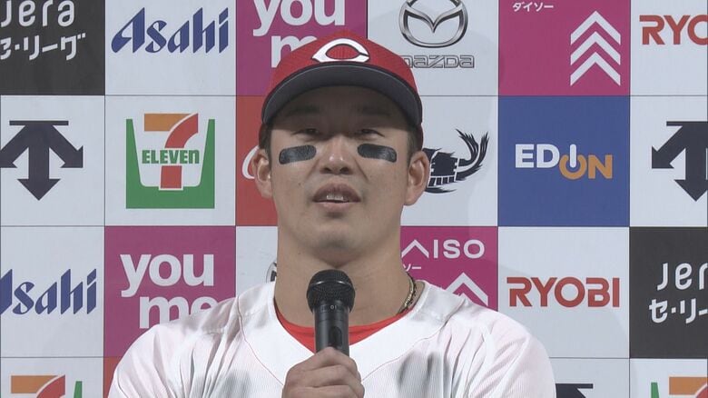 ヒーローインタビューに答える小園選手