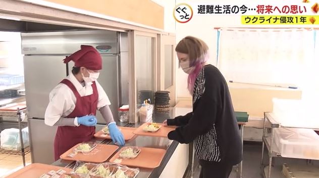 昼食は学校の食堂で