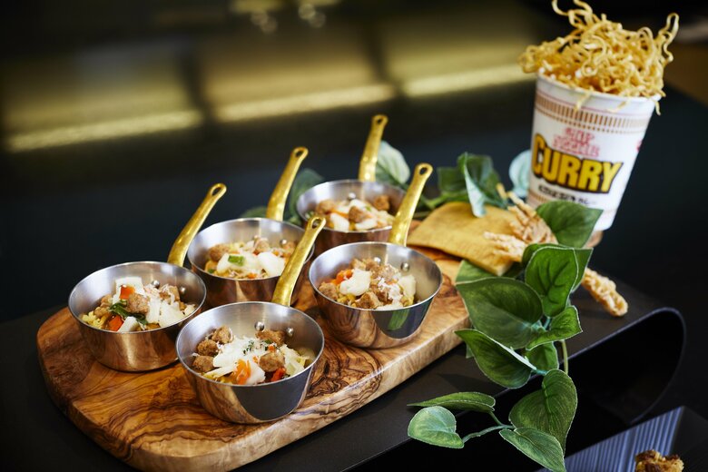 スーパーブッフェ＜グラスコート＞欧風チーズカレー&京王プラザホテル伝統のカレー（提供：京王プラザホテル）