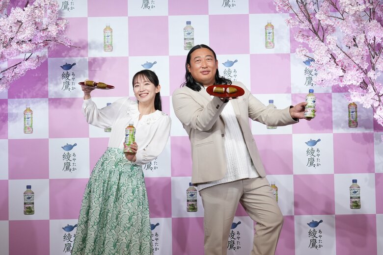 日本コカ・コーラ「綾鷹 桜デザインボトル」発売記念PRイベント