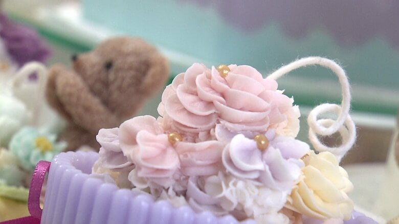 ろうを花びらのように絞って作られたキャンドル