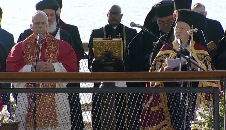 ローマ教皇レオ14世（左）とコンスタンティノープル総主教バルソロメオス1世（右）