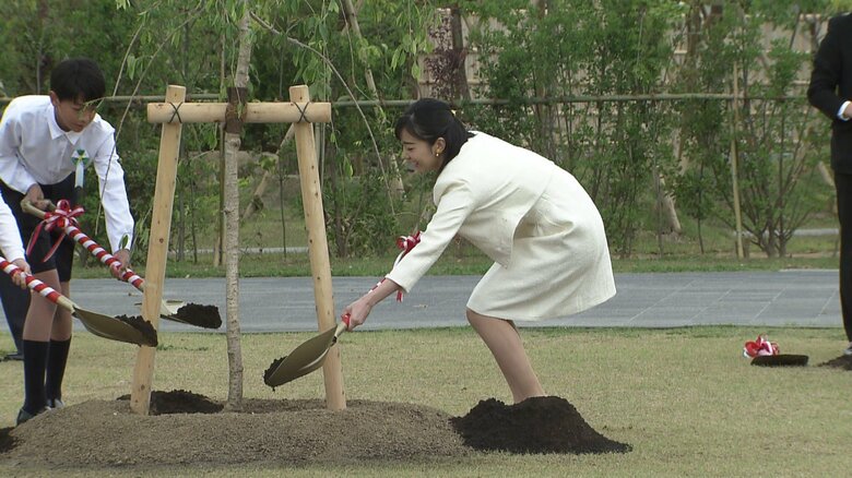 地元の小学生とともに記念植樹