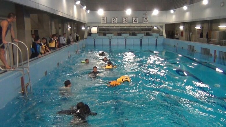 誤った着用方法では着水直後にライフジャケットが水面に浮いてしまう