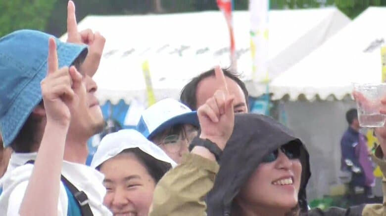 観客たちは笑顔で楽しんでいた