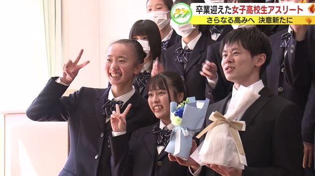 卒業式で記念撮影（2024年3月・富士見高校）