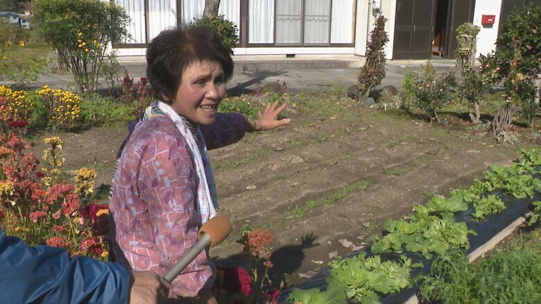 庭にクマが現れた家の女性