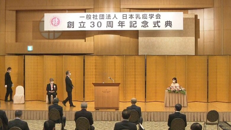佳子さまは、「日本乳癌学会」の式典に、淡いピンクの装いで出席された。