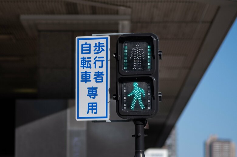 きちんとした服装の人につられて信号無視？（画像：イメージ）