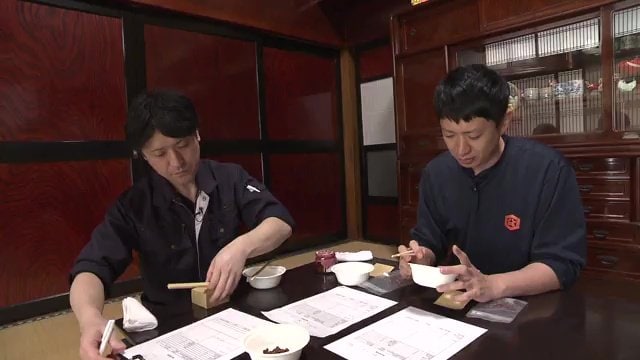 八二醸造・高久祐一郎さん（右）と新商品開発