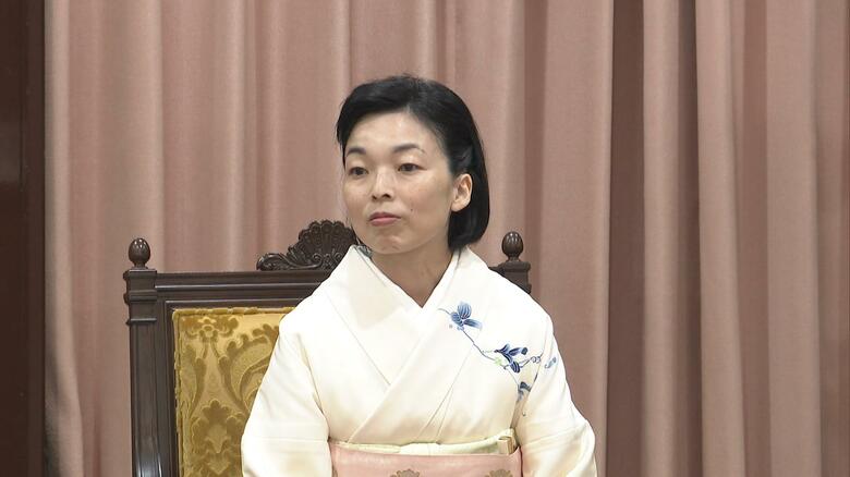 定時総会に臨まれる彬子さま