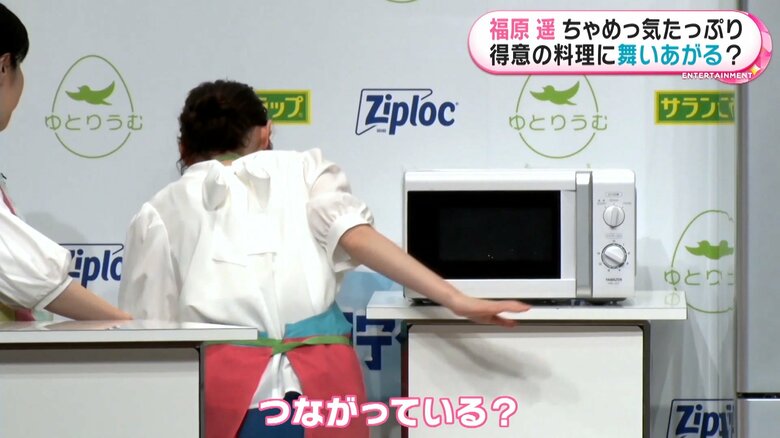 電源コードを確認する福原さん
