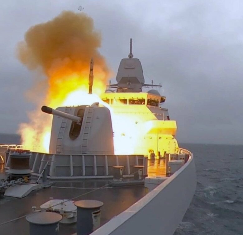 「フォーミダブル・シールド2023」でSM-2迎撃ミサイルを発射する蘭海軍「トロンプ」（2023年・米国防総省）