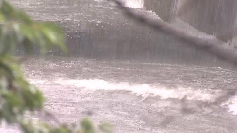 氾濫危険水位を超えた目黒川（東京・目黒区）