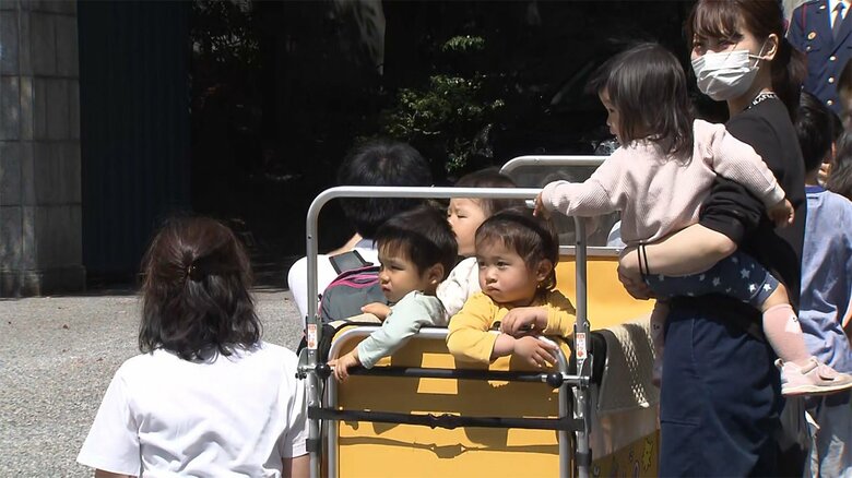 見送りに訪れた子どもたち