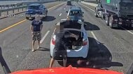 高速道路上で車の窓を素手で破壊　あおり運転からヒートアップ　“武器”片手に口論も　アメリカ・コロラド州