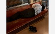 静岡・岳南電車が終電後の電車に泊まる“ナイトステイホーム”を開催…電車シートの寝心地を聞いた