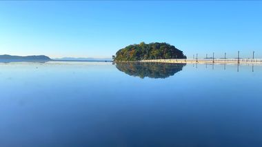 ウユニ塩湖のようなリフレクション写真が…まるで「浮いている島」が撮影できる「ガマニ塩湖」