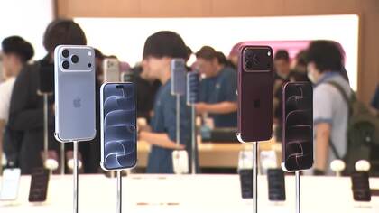 新型「iPhone18」発売　AIが“写っていない背景”まで自動生成、価格は21万9800円から　初の折りたたみスマホは来月発売へ