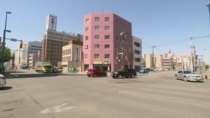 パトカー追跡中のバイクが軽乗用車に突っ込む―運転していた18歳男性は頭強打し搬送 …ナンバープレート隠してバイク走行→職務質問から逃走→事故に＜北海道旭川市＞